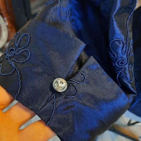 J.R. Nites Woman NWT Size 14W Wrap top with embroidery. Color ink (blue) - Picture 4 of 5